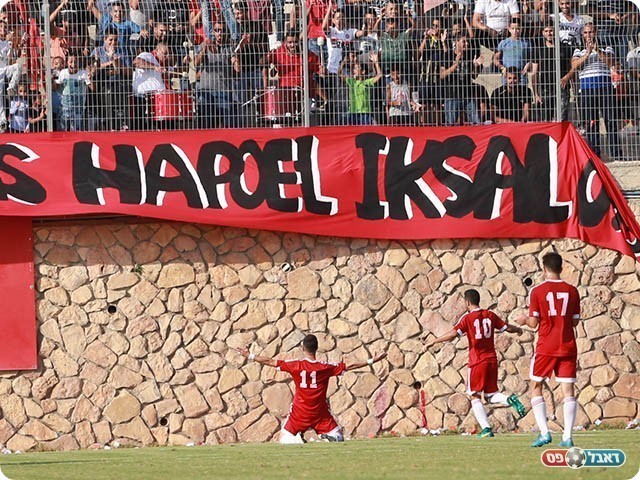 אבי מלכה חוגג מול הקהל (קובי פורטל)